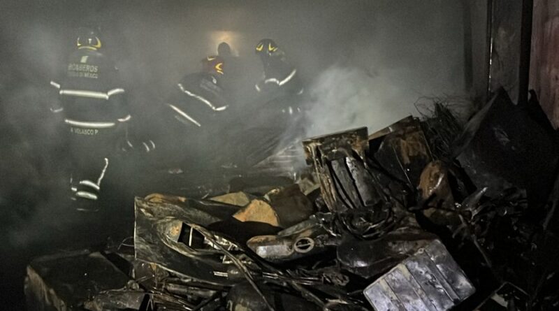 Controlan Incendio en Bodega de Jamaica; Autoridades Reportan Avance del 50% en su Extinción