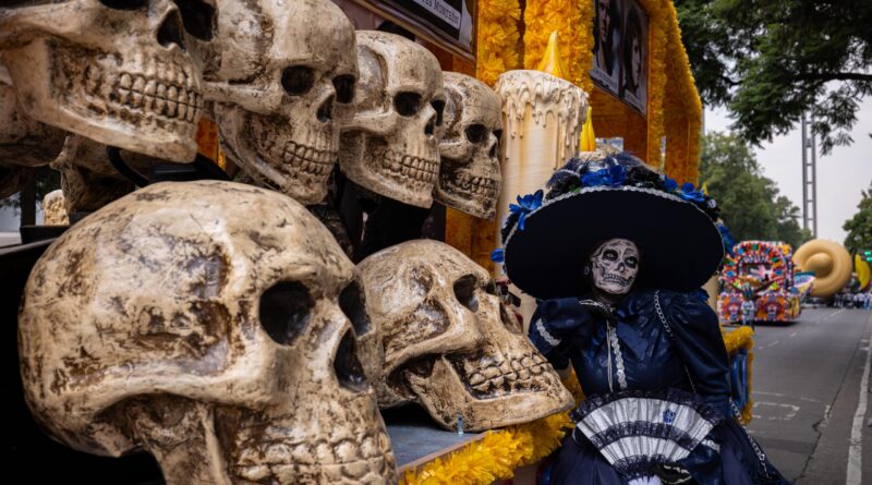 La Pelota Vuelve a Casa: Colorido Desfile Mundialista Recorre Reforma
