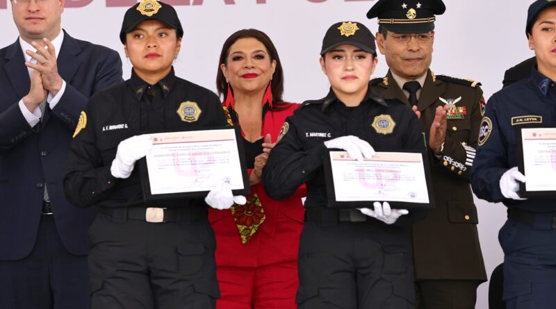 Clara Brugada Entrega Reconocimiento a Policías por Labor en el Mundial